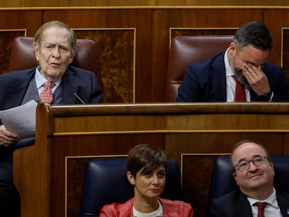 El líder de Vox, Santiago Abascal, se tapa la cara junto a Ramón Tamames candidato de la moción de censura, en la segunda jornada del debate en el Congreso de los Diputados.