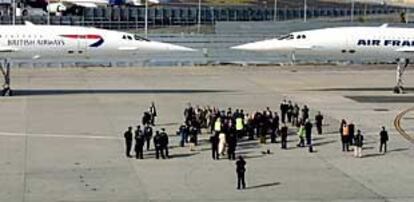 Responsables de British Airways y Air France, ante los dos Concorde que aterrizaron ayer en el aeropuerto John F. Kennedy, de Nueva York.