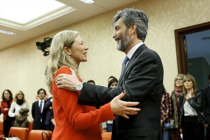Carlos Lesmes, presidente del Consejo General del Poder Judicial, saluda a la juez Victoria Rosell, en abril de 2016 en el Congreso.