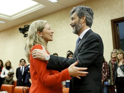 Carlos Lesmes, presidente del Consejo General del Poder Judicial, saluda a la juez Victoria Rosell, en abril  de 2016 en el Congreso.