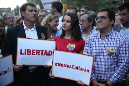 El presidente de Ciudadanos, Albert Rivera, y la presidenta de la formación en Cataluña, Inés Arrimadas, marchan con pancartas de "Libertad" y "No nos callarán". 