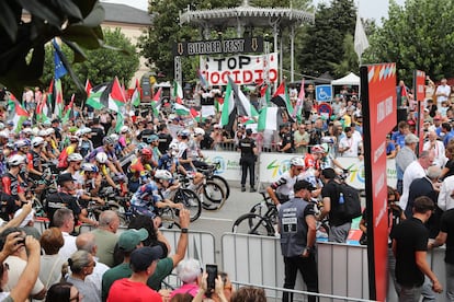 Protesta propalestina en la salida de la etapa de Vegadeo a Monforte de Lemos.