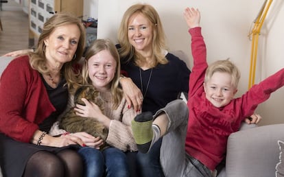 Martine Recht junto a su hija, Stéphanie Wouters, y sus nietos, Nina y Alexis, en Linkebeek, Bélgica.
