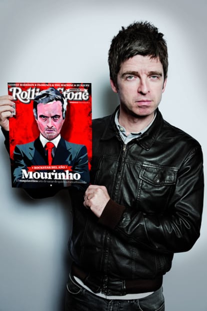 Noel Gallagher, fan de Mourinho, posa con una portada de la revista 'Rolling Stone'.
