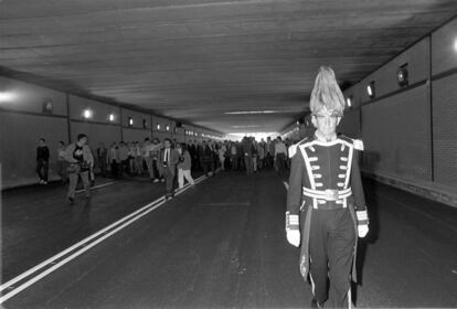 Inauguración del paso subterráneo de la plaza de Conde de Casal en Madrid, en 1995.