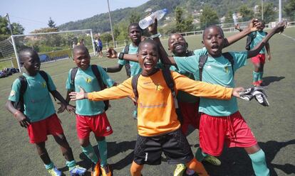 Arone, portero del Cruzada por los Niños, celebra con sus compañeros la victoria lograda en la Donosti Cup. La selección que dirige el exfutbolista internacional Tico Tico es la primera vez que sale de Mozambique.