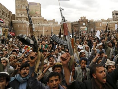 Manifestação nesta quinta-feira contra os bombardeios, em Sanaa.