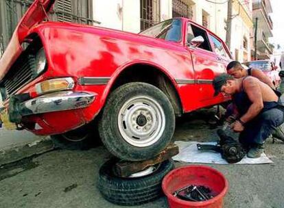 Un mecánico repara un viejo modelo de automóvil ruso en La Habana, en una imagen de archivo.