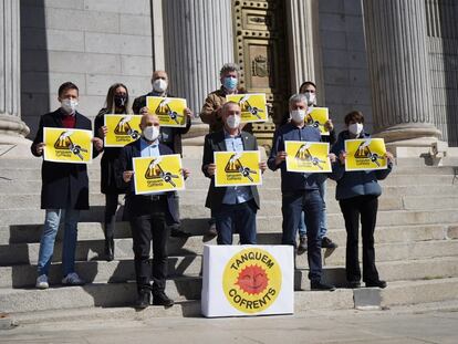 Ocho partidos, Compromís, Más País-Equo, ERC, Podemos, Junts, Bildu, BNG y CUP. mostraron este miércoles a las puertas del Congreso de los Diputados su apoyo a la plataforma Tanquem Cofrents y, con ello, su rechazo a alargar la vida útil de la central nuclear de Cofrentes.