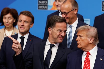 Rutte y Trump, en un momento de la foto de familia previa al plenario de la cumbre de la OTAN en La Haya.