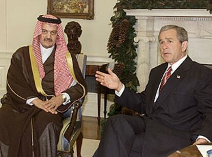 El ministro saudí de Exteriores, el príncipe Saud, durante su reciente visita al presidente de EE UU, George W. Bush.