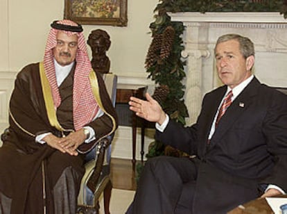 El ministro saudí de Exteriores, el príncipe Saud, durante su reciente visita al presidente de EE UU, George W. Bush.