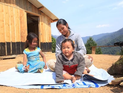 Shreejana Lama, de 27 años, con sus hijos frente a la casa provisional en la que viven después de que el terremoto de Nepal destruyera por completo la suya.