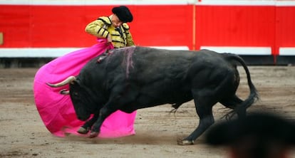 Diego Urdiales hace un quite al tercer toro de la tarde, del lote de David Mora.