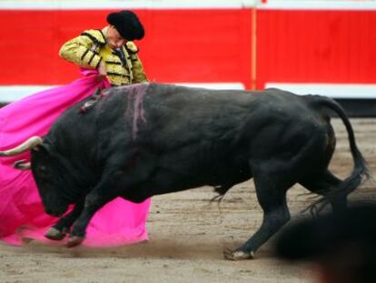 Diego Urdiales hace un quite al tercer toro de la tarde, del lote de David Mora.