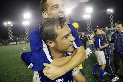 Los jugadores del Gramenet celebran su triunfo sobre el Barcelona.