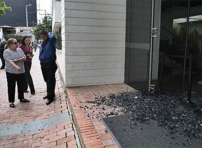 Estado en el que ha quedado uno de los edificios afectados por una de las bombas que han estallado en Bogotá