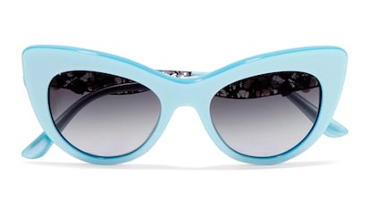 Gafas 'cat eye'

Especialmente favorecedoras a los rostros con forma de corazón, esta montura en azul de Dolce and Gabbana tiene el detalle en las patillas: rosas de marfil y pequeños brillantes (310 euros).