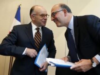 El ministro franc&eacute;s de Finanzas, Pierre Moscovici (derecha), habla ayer con el titular de Presupuestos, Bernard Cazeneuve. reuters