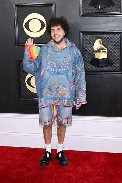 Benny Blanco tampoco quiso renunciar a su estilo para posar sobre la alfombra roja de los premios Grammy.