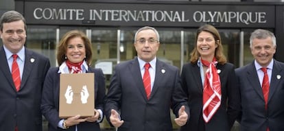 Miguel Cardenal, Ana Botella, Alejandro Blanco, Lucia Figar y Juan Antonio Samaranch posan con el documento.