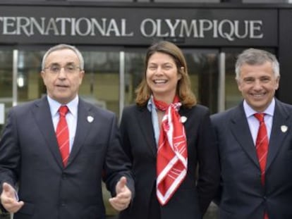 Miguel Cardenal, Ana Botella, Alejandro Blanco, Lucia Figar y Juan Antonio Samaranch posan con el documento.