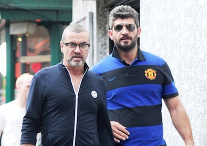 George Michael y, a la derecha, Fadi Fawaz paseando por las calles de Londres 20 Jun 2012.