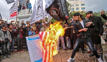 Un grup de manifestants crema les banderes dels EUA i Israel, aquest dimecres a Gaza.