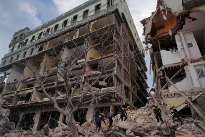 El hotel está situado en La Habana Vieja, cerca del Capitolio. Hasta la zona se trasladaron el viernes el Comando de Salvamento y Rescate del Cuerpo de Bomberos, así como funcionarios del Ministerio del Interior, según el diario oficial Granma.