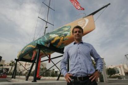 Knut, junto a un antiguo barco de la Volvo, en Alicante.