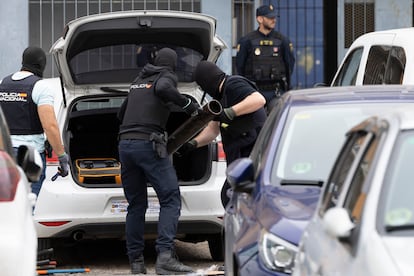 Agentes de la Policía Nacional incautan material, este viernes en la barriada de Las Tres Mil Viviendas de Sevilla