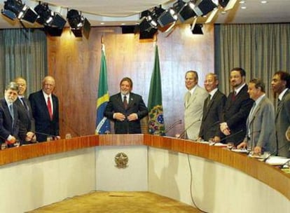 Lula, en el centro, junto a  sus ministros al inicio de la primera reunión del Gobierno, en 2003 en Brasilia.