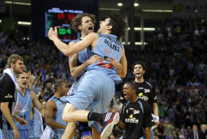 Jasen y Juárez, del Estudiantes, se abrazan tras ganar un partido al Real Madrid en 2009.