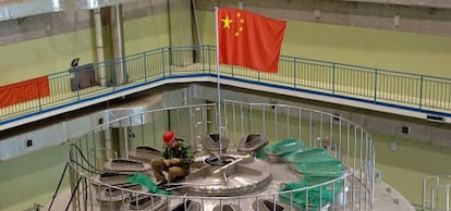 Un técnico trabaja en una reacción nuclear superconductora en un laboratorio nuclear en Hefei (China).