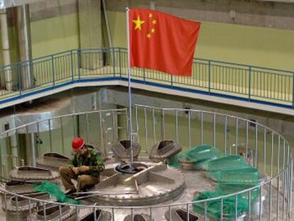 Un t&eacute;cnico trabaja en una reacci&oacute;n nuclear superconductora en un laboratorio nuclear en Hefei (China).