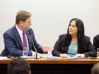 Os senadores Gurgacz e Rose de Freitas, na Comiss&atilde;o do Or&ccedil;amento.