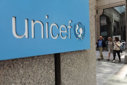 La sede central de Unicef se encuentra a escasos metros del edificio principal de la ONU, en el número 3 de UN plaza. Otras instituciones de las Naciones Unidas se ubican en la misma zona, al este de la isla de Manhattan, en Nueva York. Más de 1.000 personas, entre funcionarios y personal temporal, trabaja en el edificio en el que George, uno de los tres recepcionistas, da la bienvenida desde hace dos décadas.