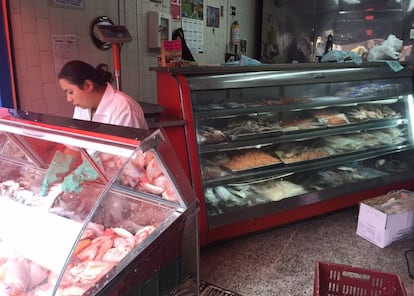 Bogotá. Juliana prepara su tienda en el mercado de la plaza del 7 de Agosto.