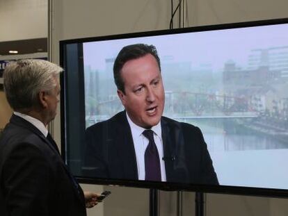 Dos periodistas graban una entrevista en televisi&oacute;n al primer ministro brit&aacute;nico, David Cameron, la v&iacute;spera del inicio del congreso del Partido Conservador en Manchester el domiingo.