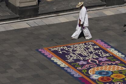 La ofrenda fue montada por representantes de 20 pueblos indígenas mexicanos. 