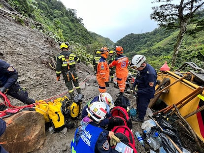 Equipos de rescate buscan víctimas en la zona del deslave.