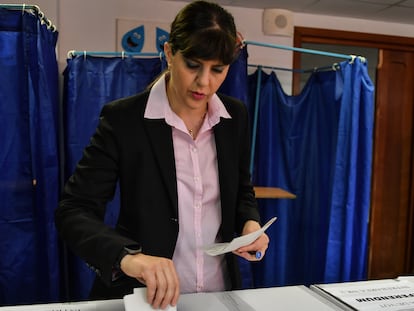 Laura Kövesi, exfiscal anticorrupción rumana, votaba en las elecciones europeas, el 26 de mayo de 2019 en Bucarest.