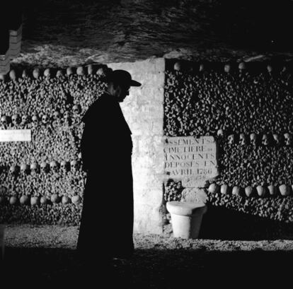 Alec Guinness, en las catacumbas de París en el rodaje de 'Father Brown' (1854), en la que interpreta al sacerdote detective de G. K. Chesterton.