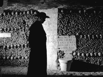 Alec Guinness, en las catacumbas de París en el rodaje de 'Father Brown' (1854), en la que interpreta al sacerdote detective de G. K. Chesterton.