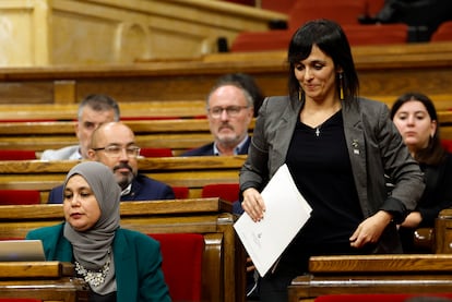 La líder de Aliança Catalana, Silvia Orriols, bajando por las escaleras en el Parlament.