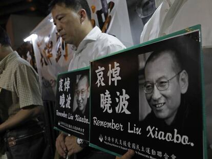 Ciudadanos en Hong Kong, recuerdan este jueves la figura de Liu Xiaobo.