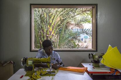 Kalidou Balde, 20 años, en el taller de costura de Maison de la Gare, en Saint Louis (Senegal).