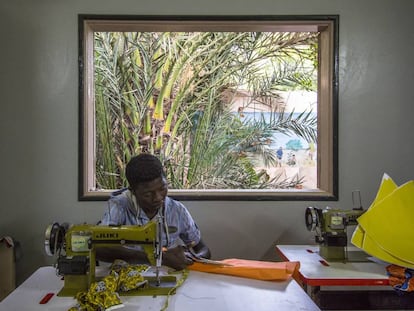 Kalidou Balde, 20 años, en el taller de costura de Maison de la Gare, en Saint Louis (Senegal).
