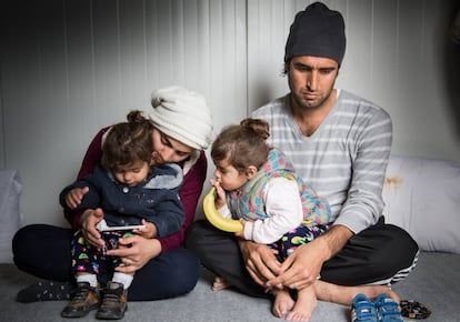 Retrato de Karon, 31 años de edad y procedente de Irak. Él, su esposa y sus dos mellizos están bloqueados en Lesbos desde su llegada el 2 de agosto de 2016. "NO quiero que mis hijos vean lo que yo he visto en Irak. Por eso dejamos nuestro país, allí todo está paralizado, no hay vida... Mi sueño es que mis hijos vivan en un país hermoso, sin guerra, sin derramamiento de sangre, sin nada de esto. Esto es lo único que deseo".