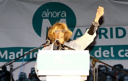Manuela Carmena, durante su comparecencia ante los simpatizantes de Ahora Madrid en la Cuesta de Moyano.